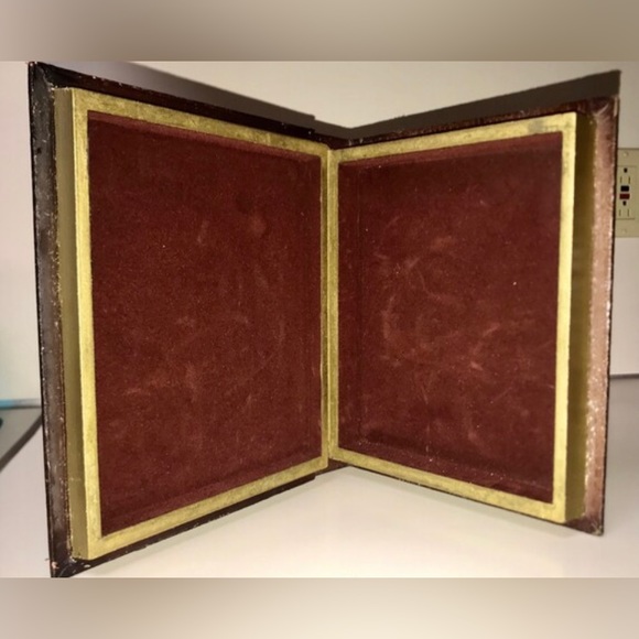 Vintage ERNEST HEMINGWAY A Farewell to Arms Hollow Velvet Lined Faux Book - Picture 10 of 10